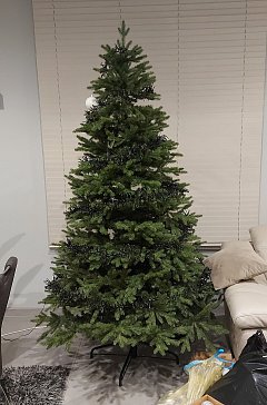 Reálná podobna stromečku, prodáváno bez ozdob a světel - 220 cm