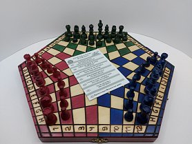 Dřevěné šachy pro tři hráče barevné