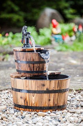 Zahradní fontána - dřevěné sudy