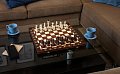 Střední šachovnice na stole